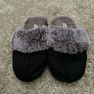 Jessica Simpson Plush Gray Slippers